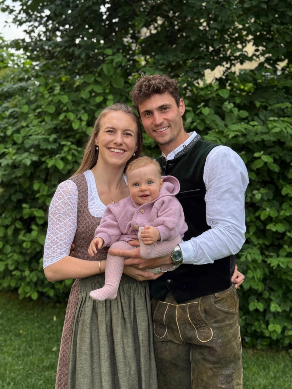 Frau und Mann mit einem Baby im Garten