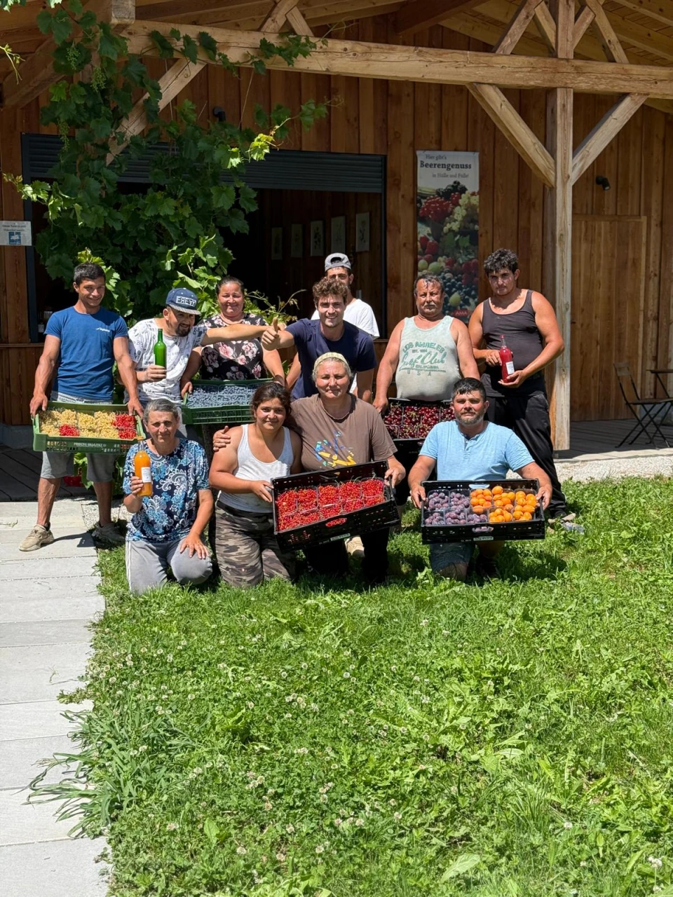 Gruppenfoto mit Obstkisten vor dem Hofgebäude