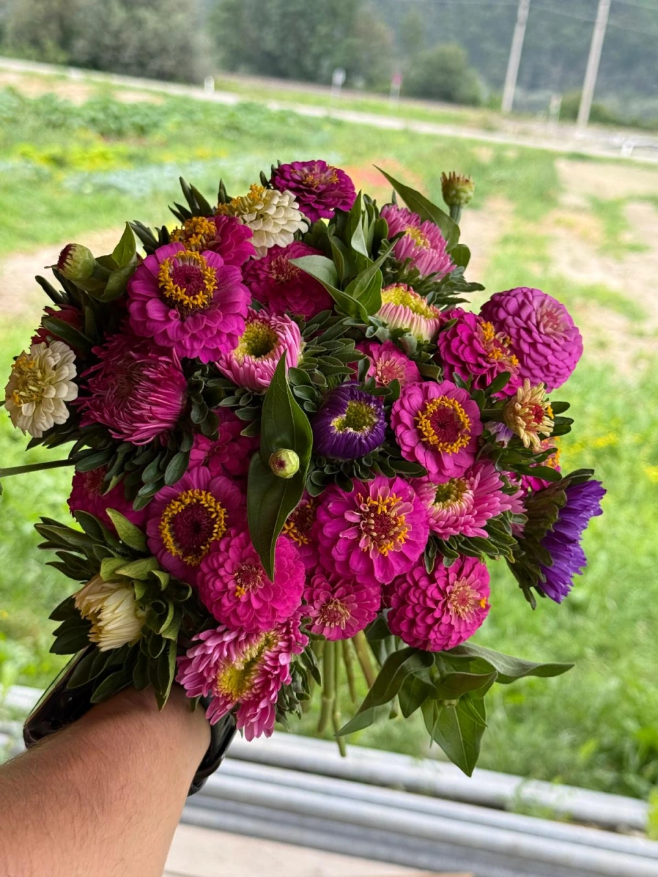 Bunter Blumenstrauß mit Blick auf die Felder