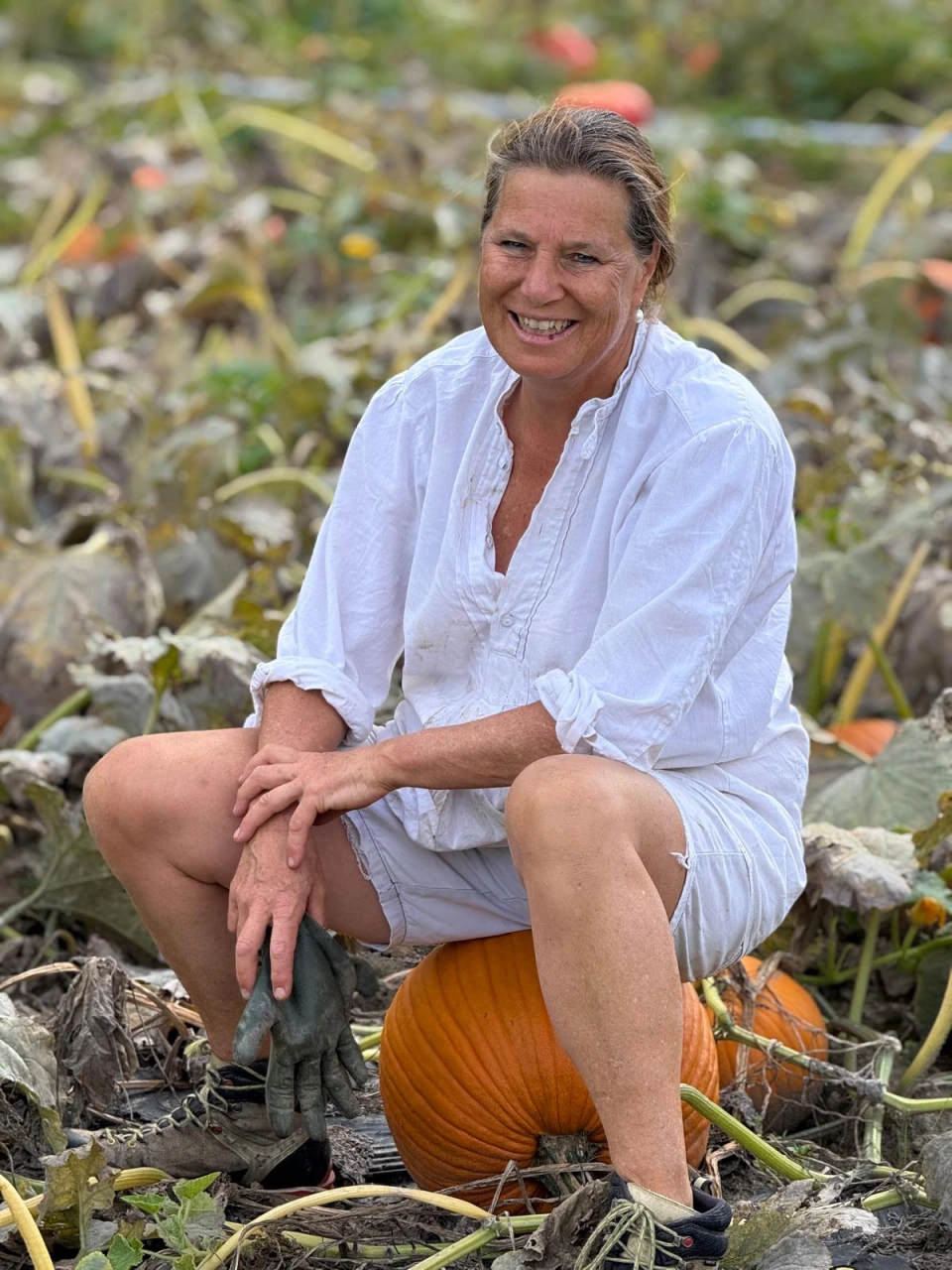 Frau im Kürbisfeld
