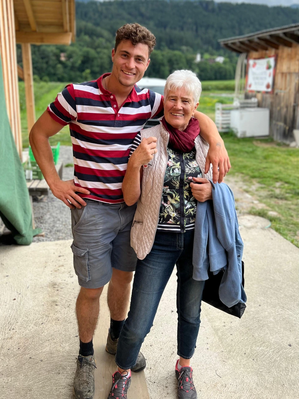 Mann und Frau vor den Hofgebäuden